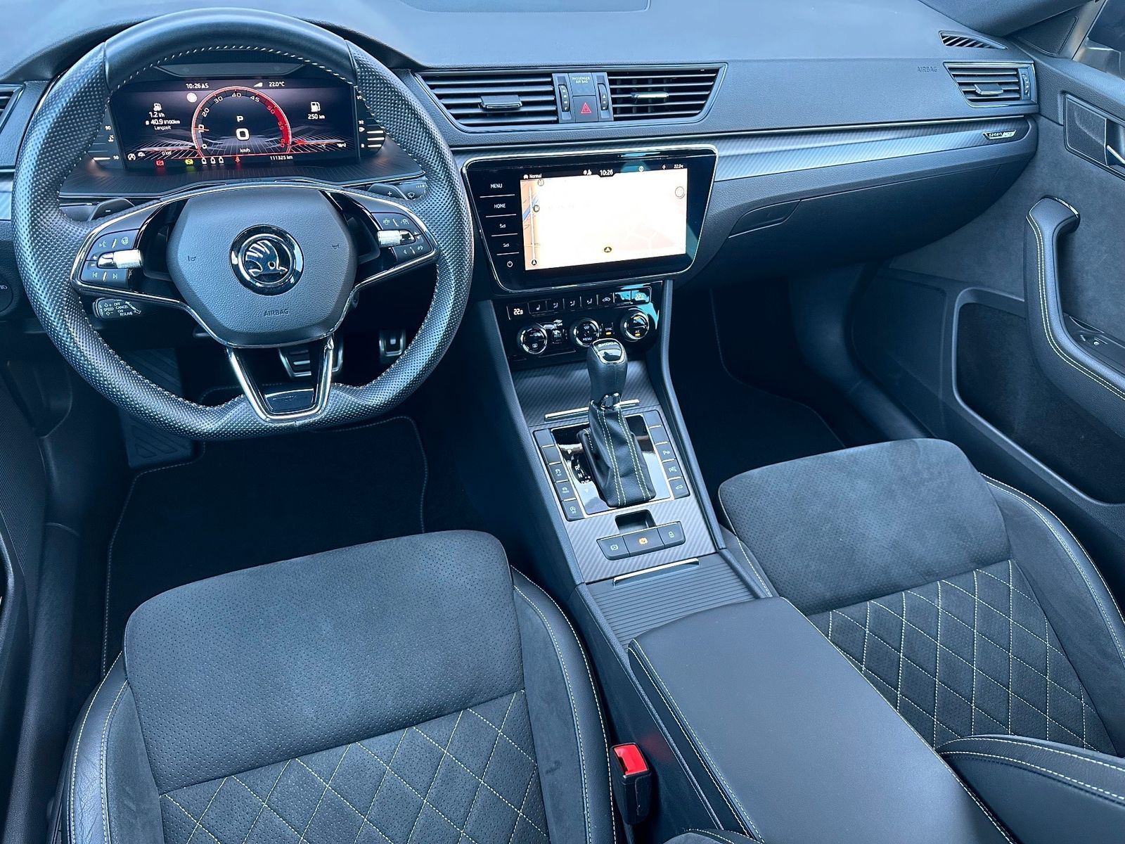 Fahrzeugabbildung SKODA Superb Combi 2.0 TDI DSG Sportline NAV+LED+AHK