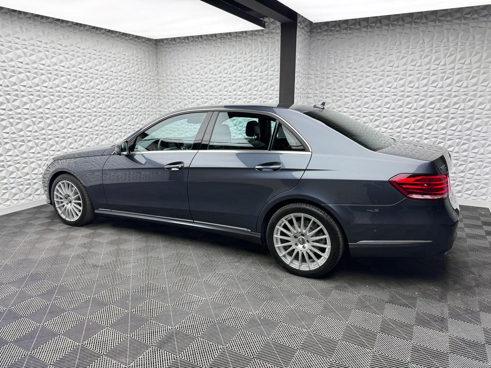 Fahrzeugabbildung Mercedes-Benz E 220d AVANTGARDE/AHK/ILS+/OZ-RACING/PDC/NAV/LED