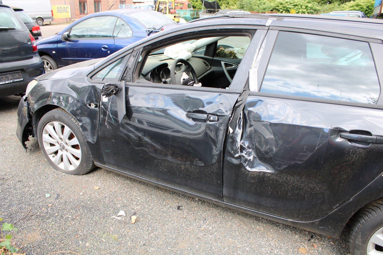 Opel Astra 2012 — photo 10