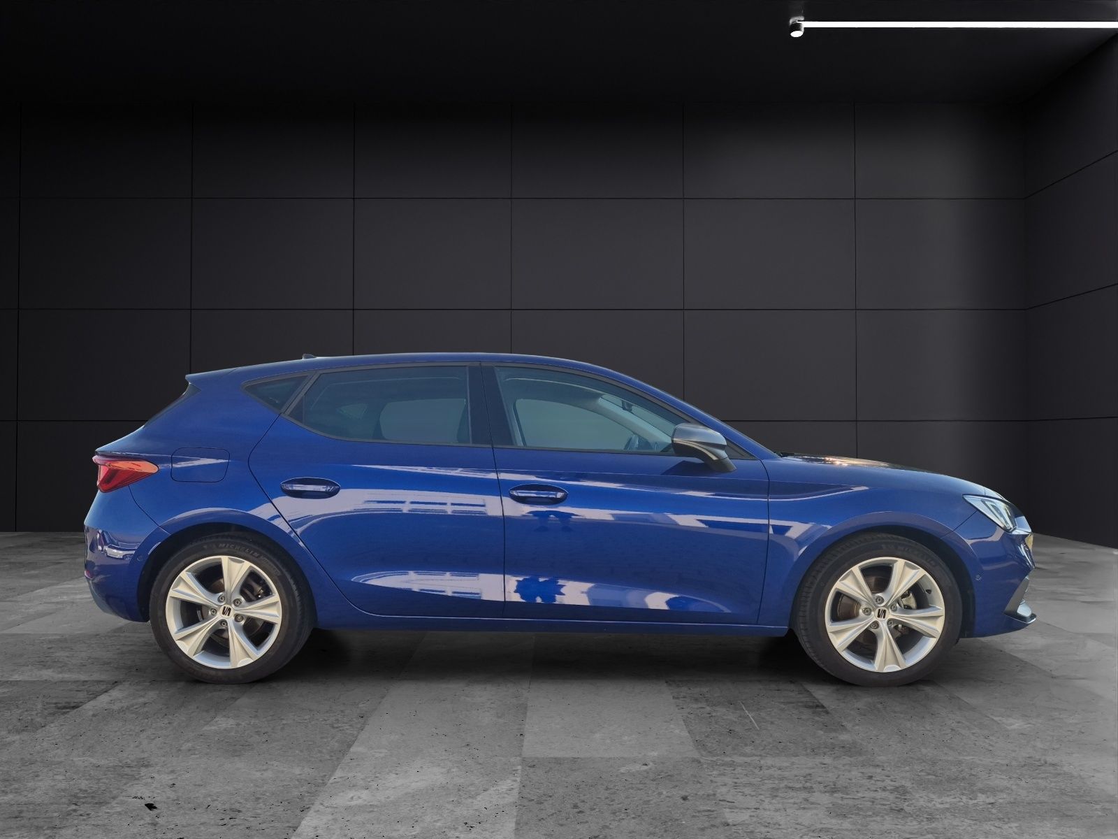 Fahrzeugabbildung SEAT Leon TSI FR-Line LED Navi ACC Park-Assist SH LM
