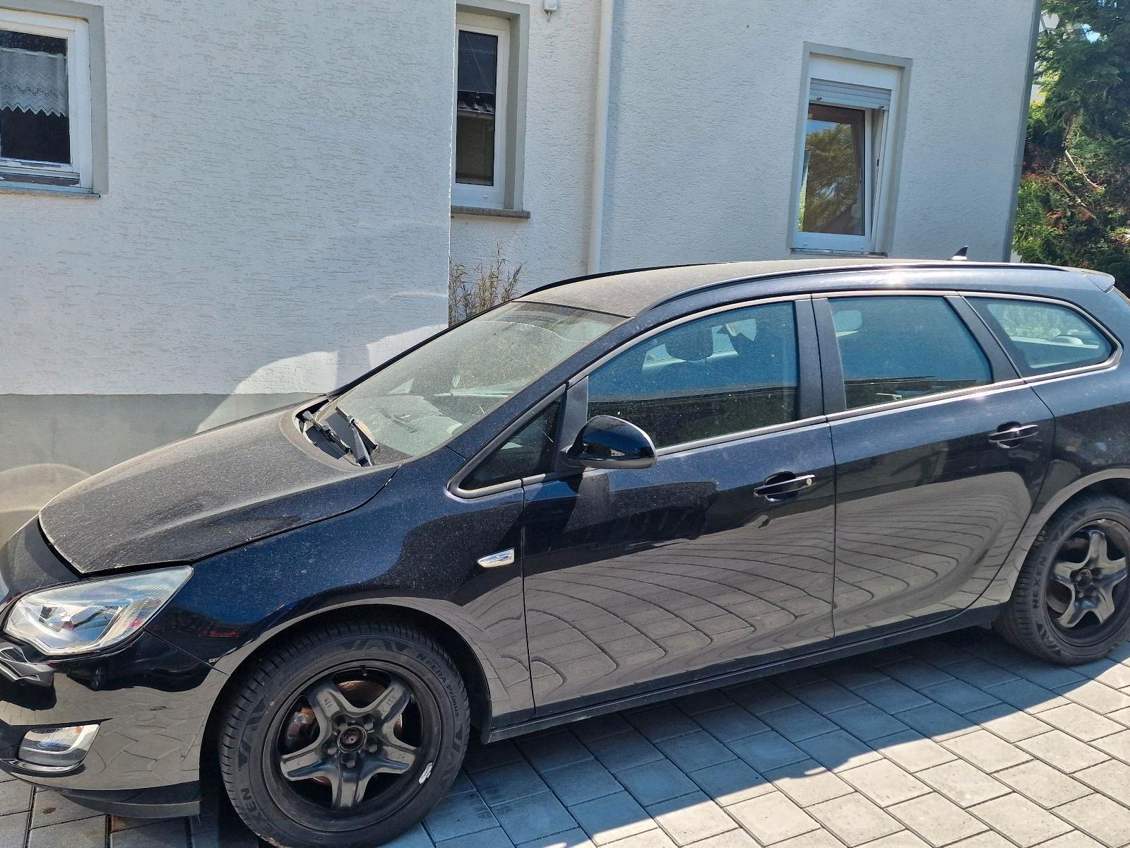 Opel Astra 2010 — interior