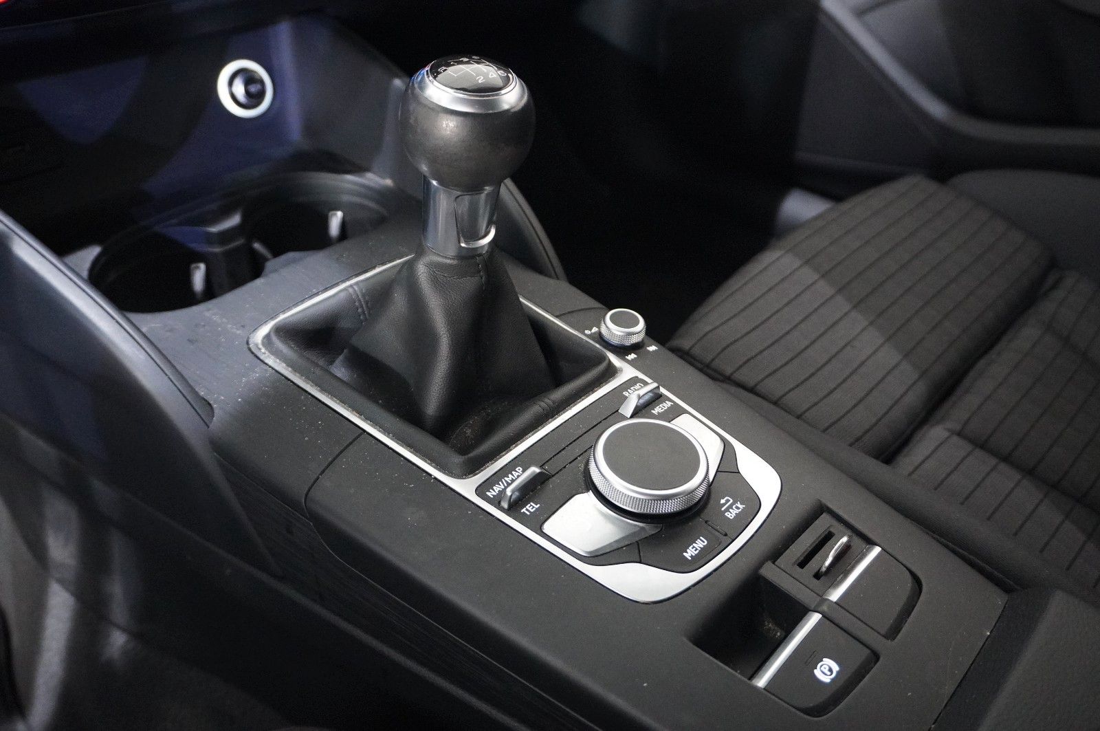 Fahrzeugabbildung Audi A3 Sportback 30 TDI S-LINE NAVI/LED/SH/SPORT/PDC