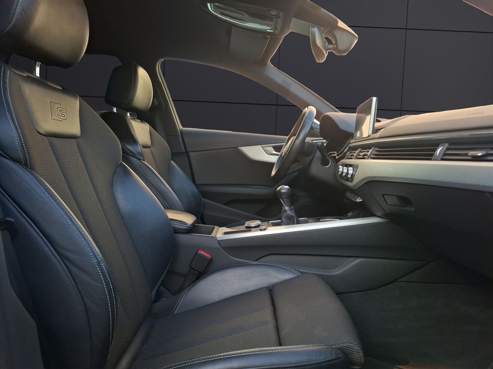 Fahrzeugabbildung Audi A4 Avant TFSI ultra S-Line LED AHK Navi B&O SH 1