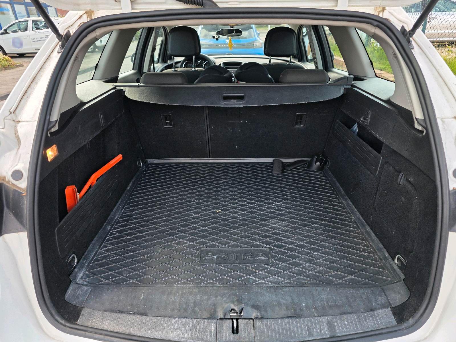 Opel Astra 2011 — photo 12