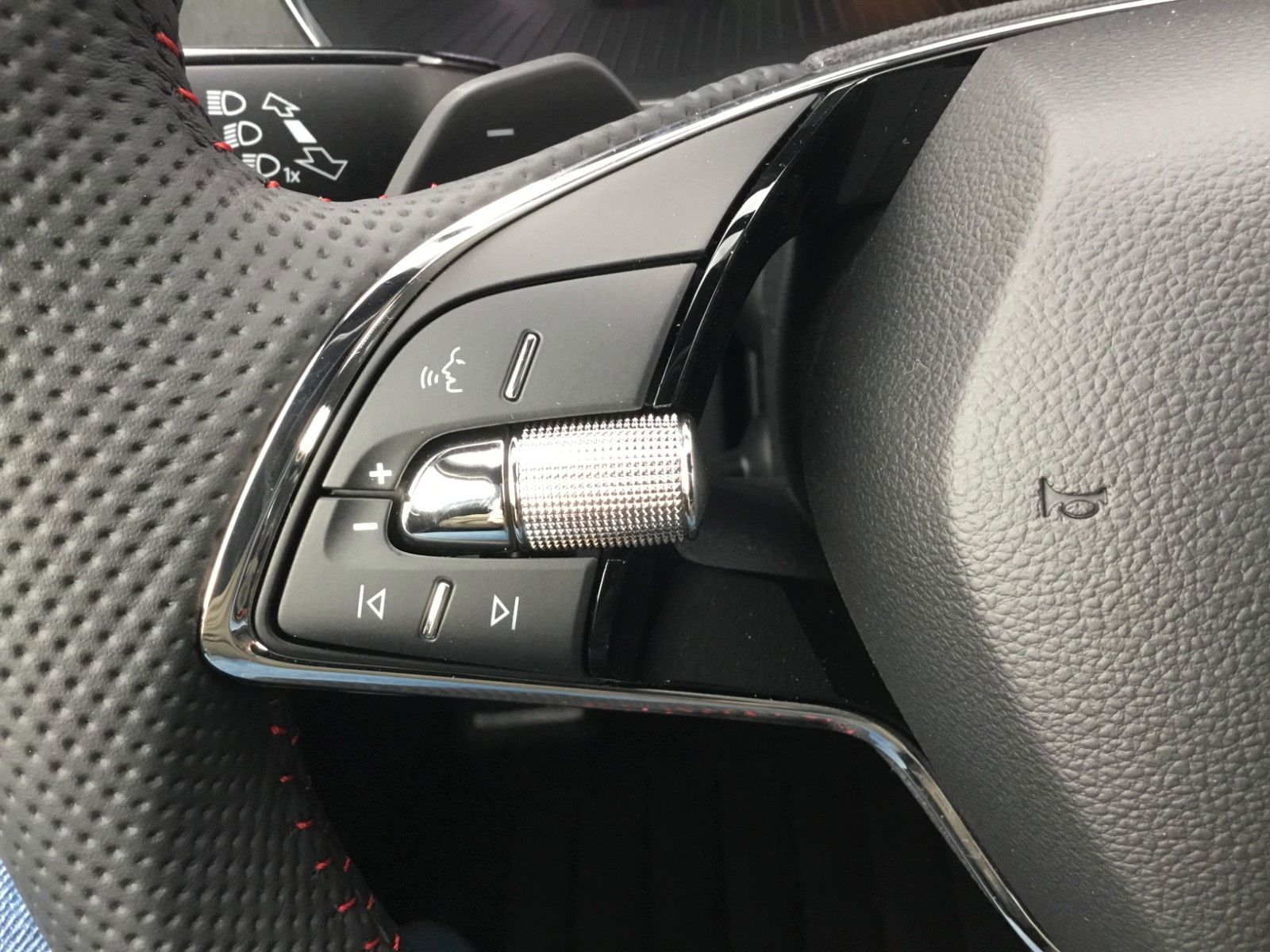 Fahrzeugabbildung SKODA Octavia 2.0TSI DSG RS Combi+AHK+Standheizung+19"