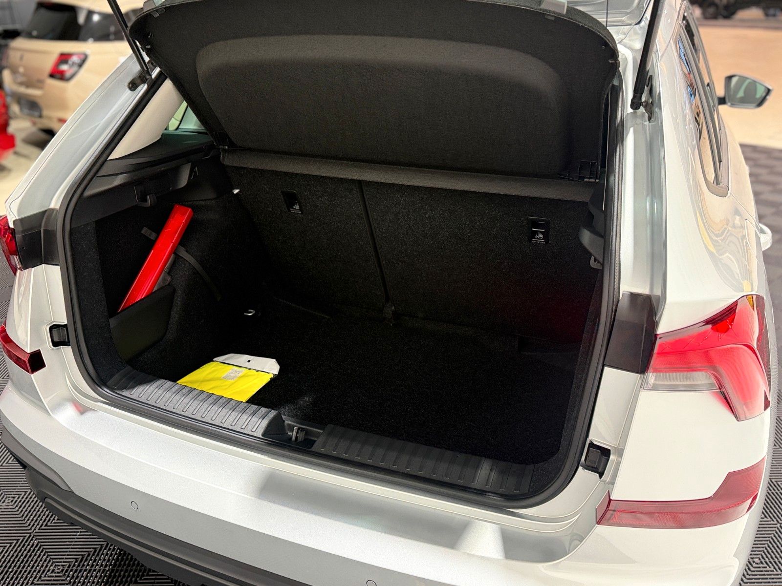 Fahrzeugabbildung SKODA Kamiq Selection / DSG / Kamera / 17 Zoll