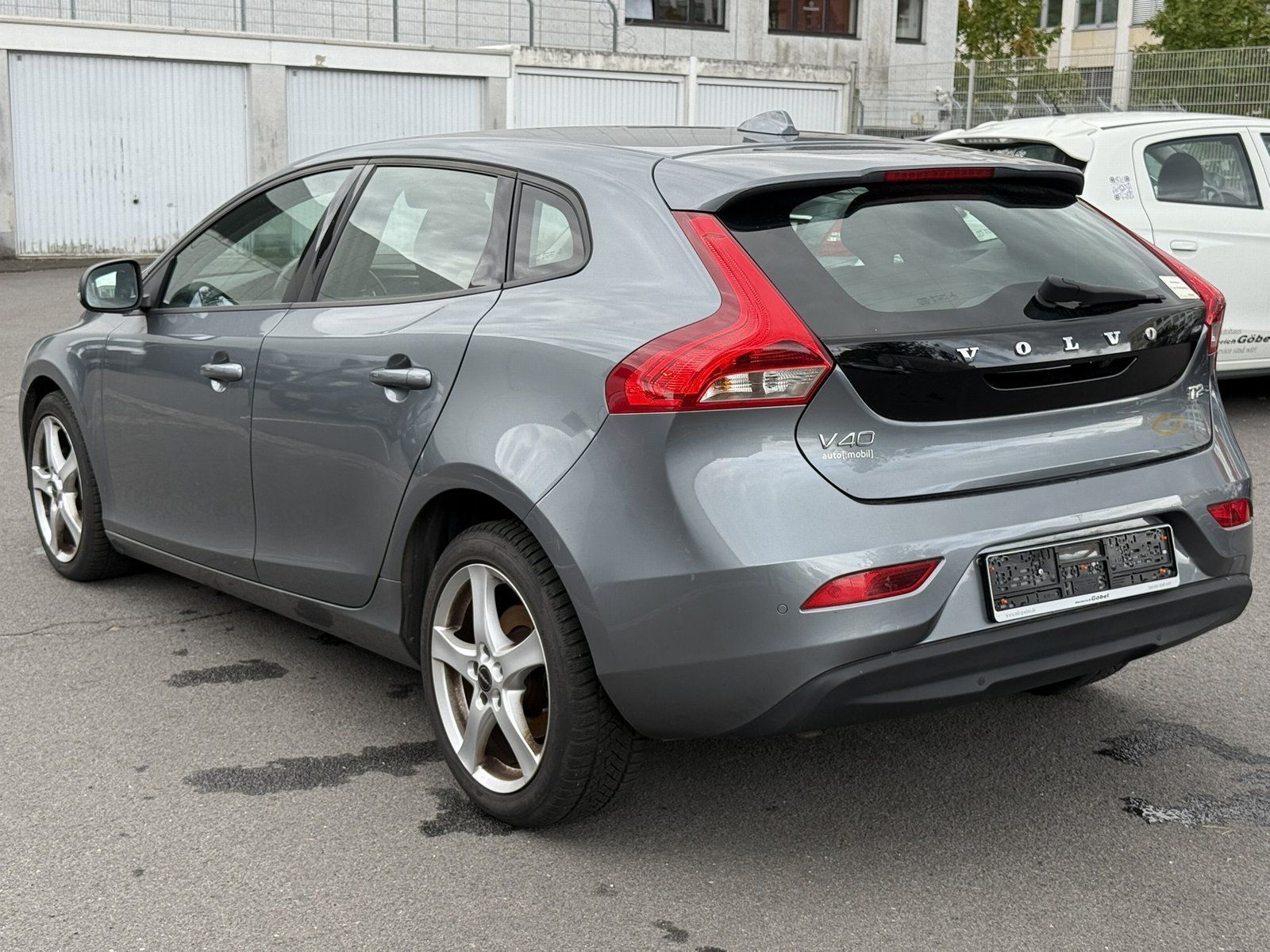 Fahrzeugabbildung Volvo V 40 T2 2.0 Momentum (EURO 6d-TEMP)