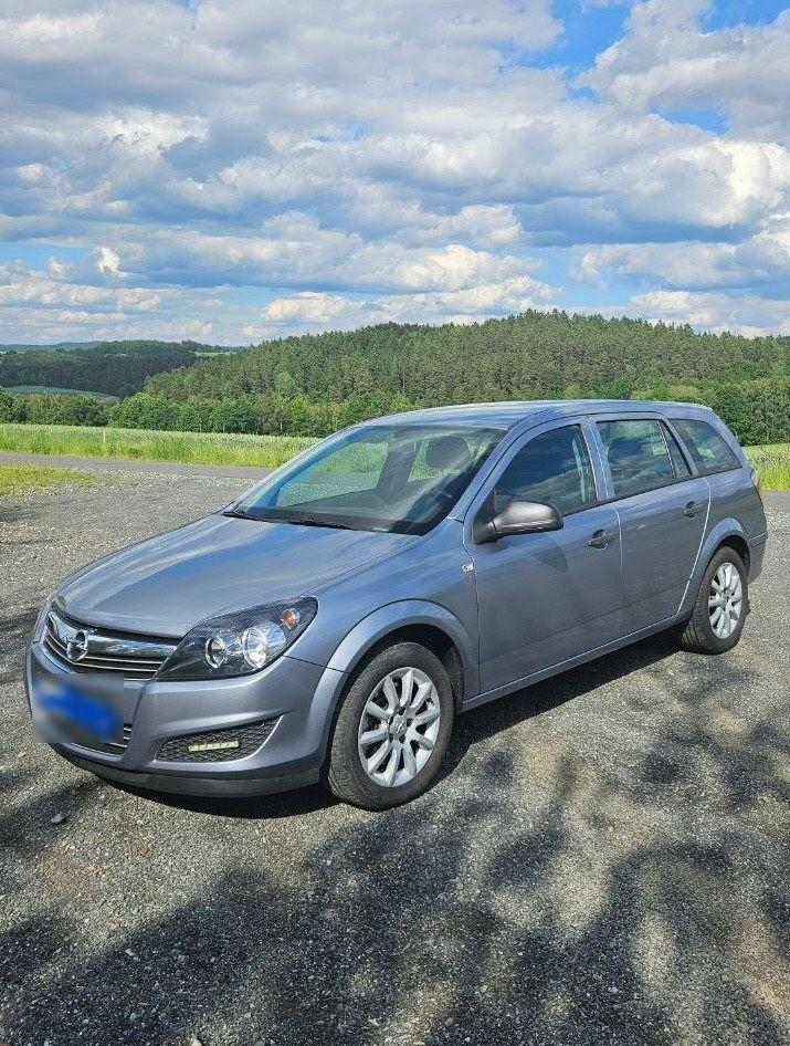 Opel Astra 2010 — interior