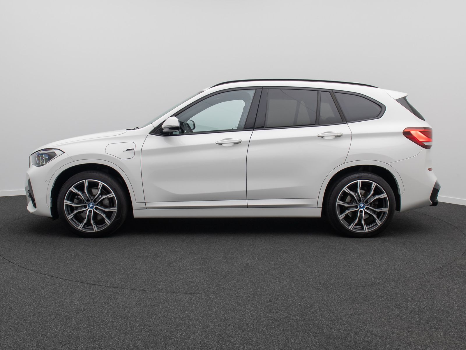 Fahrzeugabbildung BMW X1 xD25e M Sport Kamera HUD DAB H/K Komfort 19"