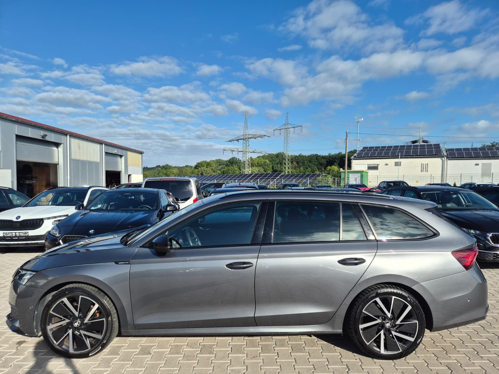 Fahrzeugabbildung SKODA Octavia 1.5 DSG Sportline PANO*MATRIX*AHK*5J.GAR