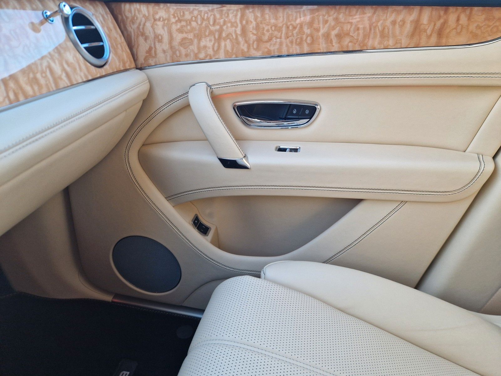 Fahrzeugabbildung Bentley Bentayga V8 Diesel*Massage*AHK*Schiebedach*VOLL
