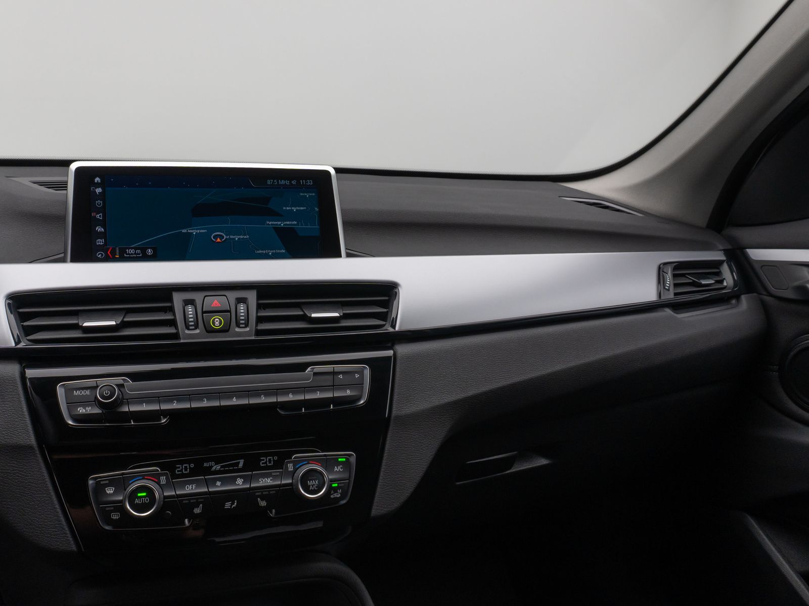 Fahrzeugabbildung BMW X1 sD18i Parkassistent DAB HiFi Navi LED Sport