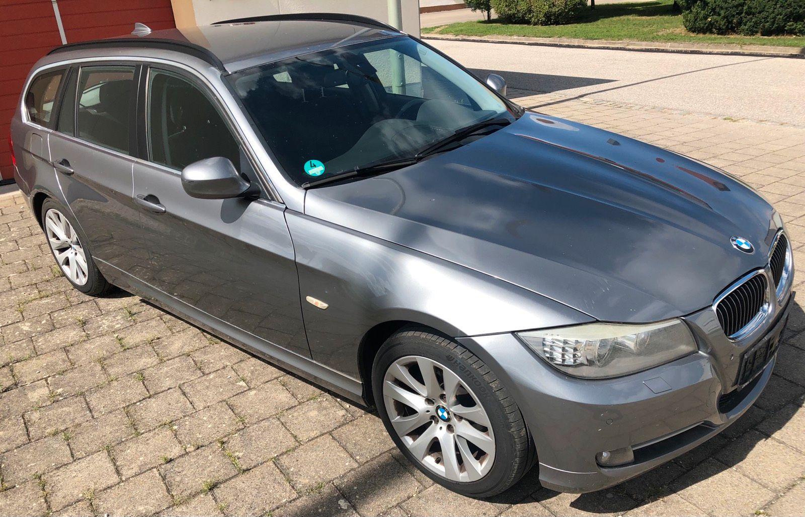 BMW 318 2010 — rear view