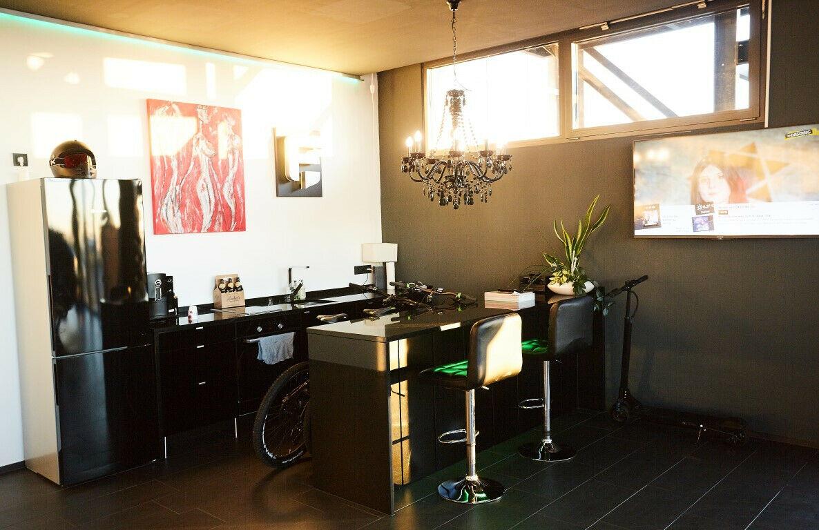 showroom-image-top