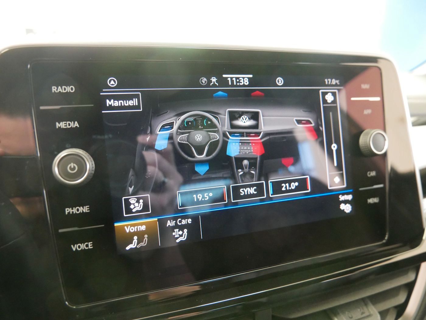 Fahrzeugabbildung Volkswagen T-Roc 1.5 TSI R-Line DSG Kamera ACC LED SHZ+LHZ