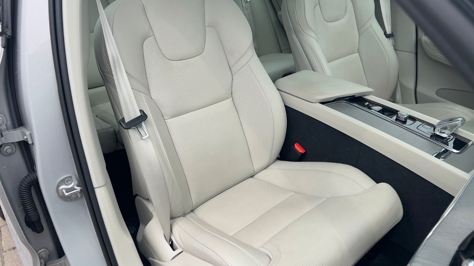 Fahrzeugabbildung Volvo XC60 B5 D Ultimate Bright AWD*AHK*STHZG*Massage*