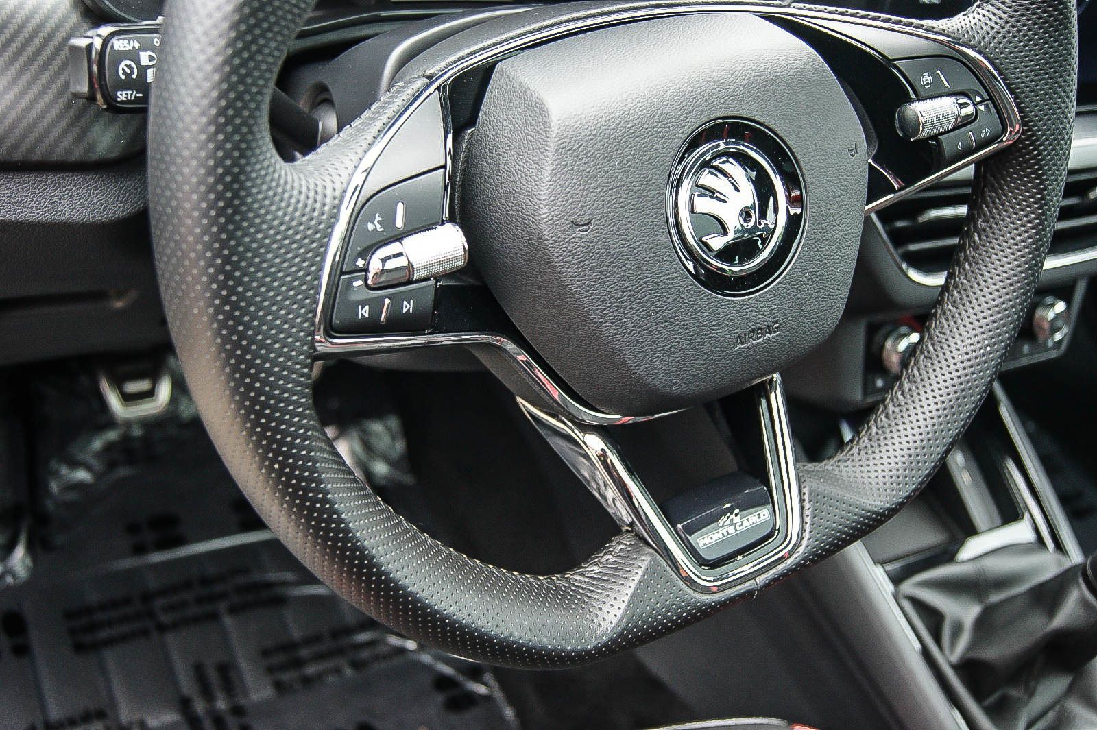 Fahrzeugabbildung SKODA Kamiq 10TSI Monte Carlo PANORAMA LED ANHÄNGERKPG