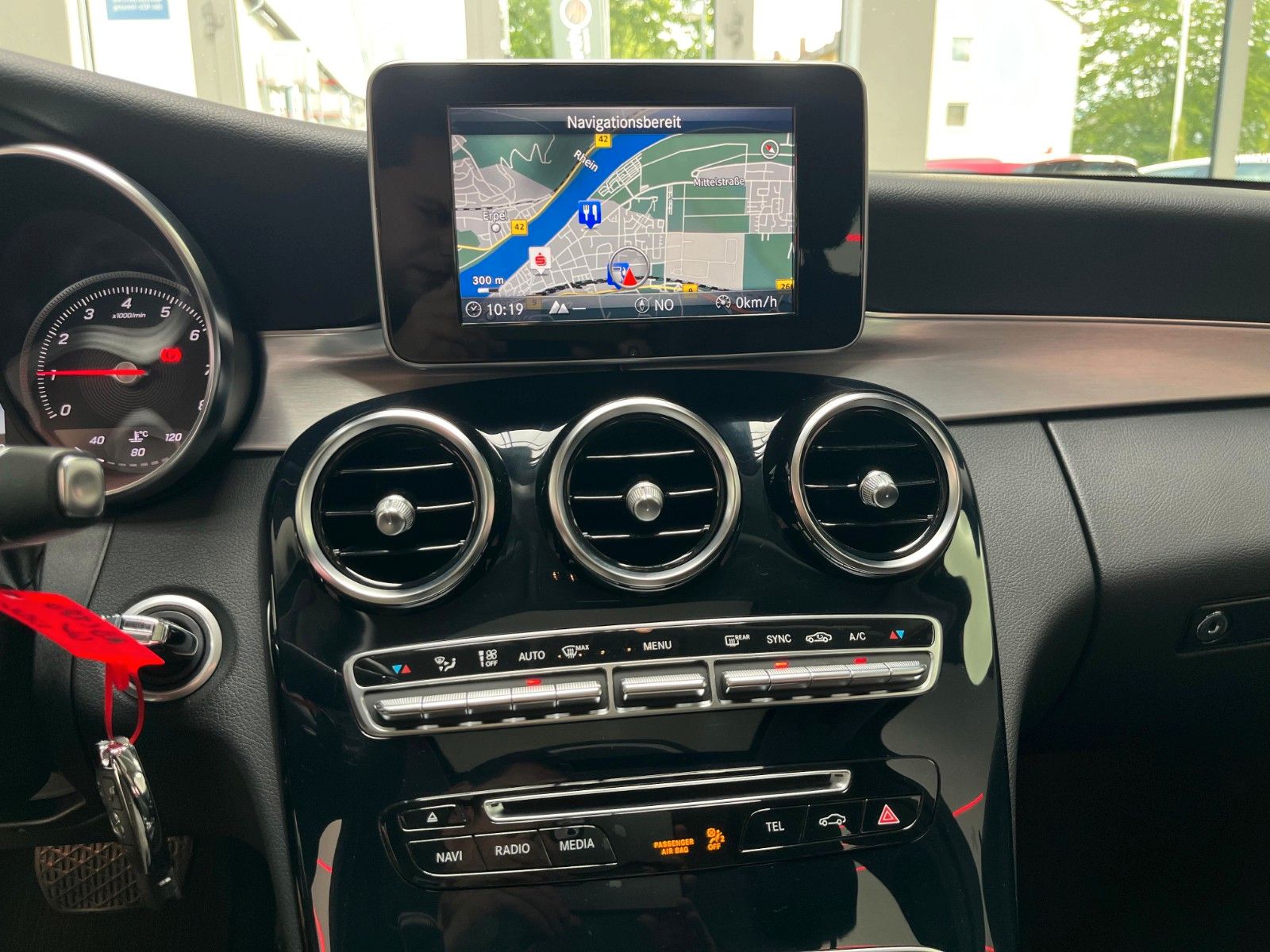 Fahrzeugabbildung Mercedes-Benz C 180 CGI Avantgarde*Schiebedach*LED*Navi*PDC*