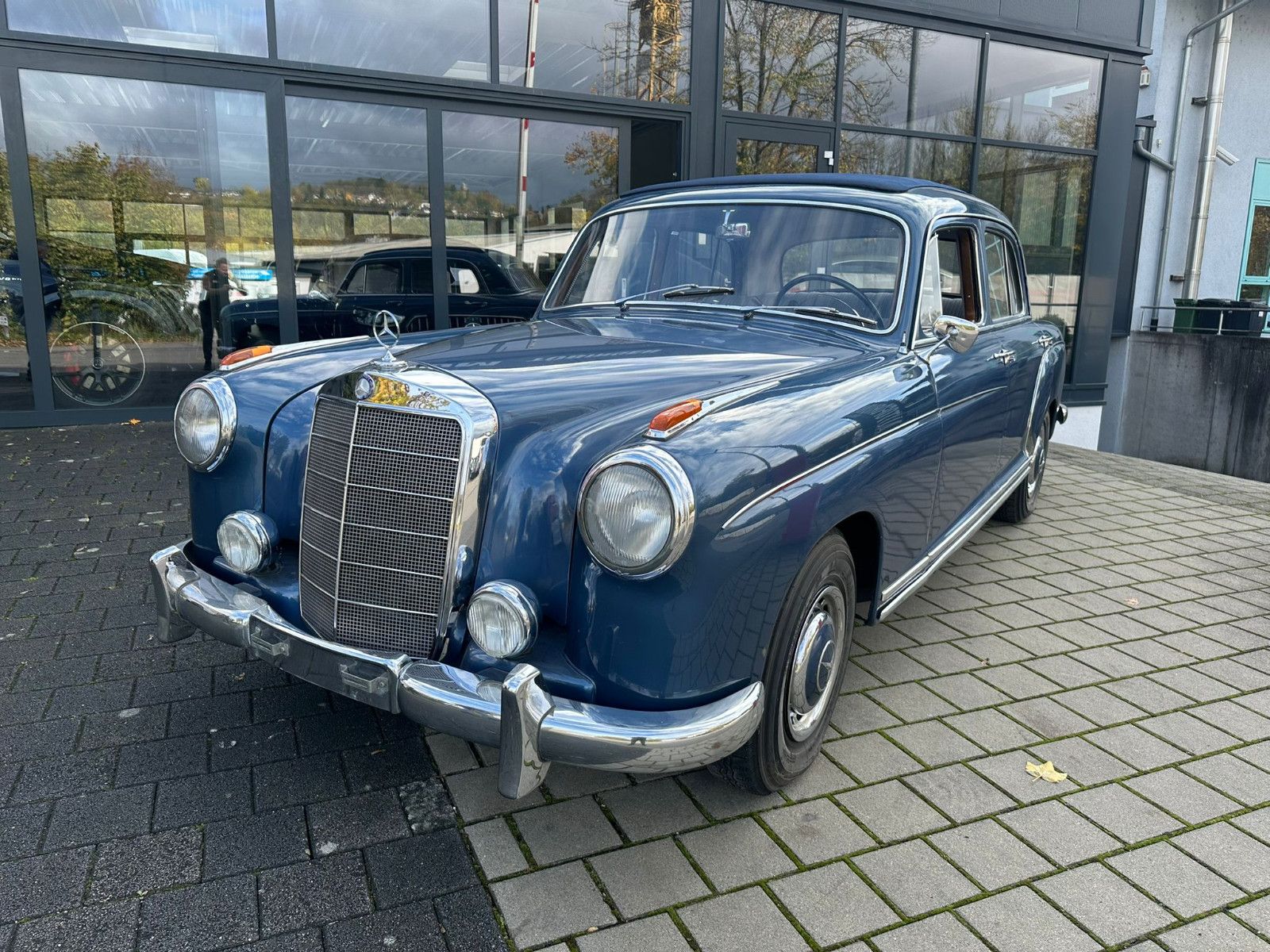 Fahrzeugabbildung Mercedes-Benz 220 S Ponton aus dem Jahr 1956