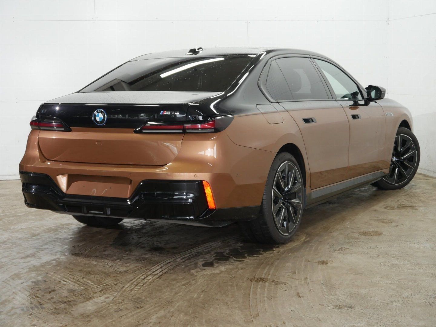 Fahrzeugabbildung BMW i7 M70 xDrive Limousine Sonderlackierung B&W Sur