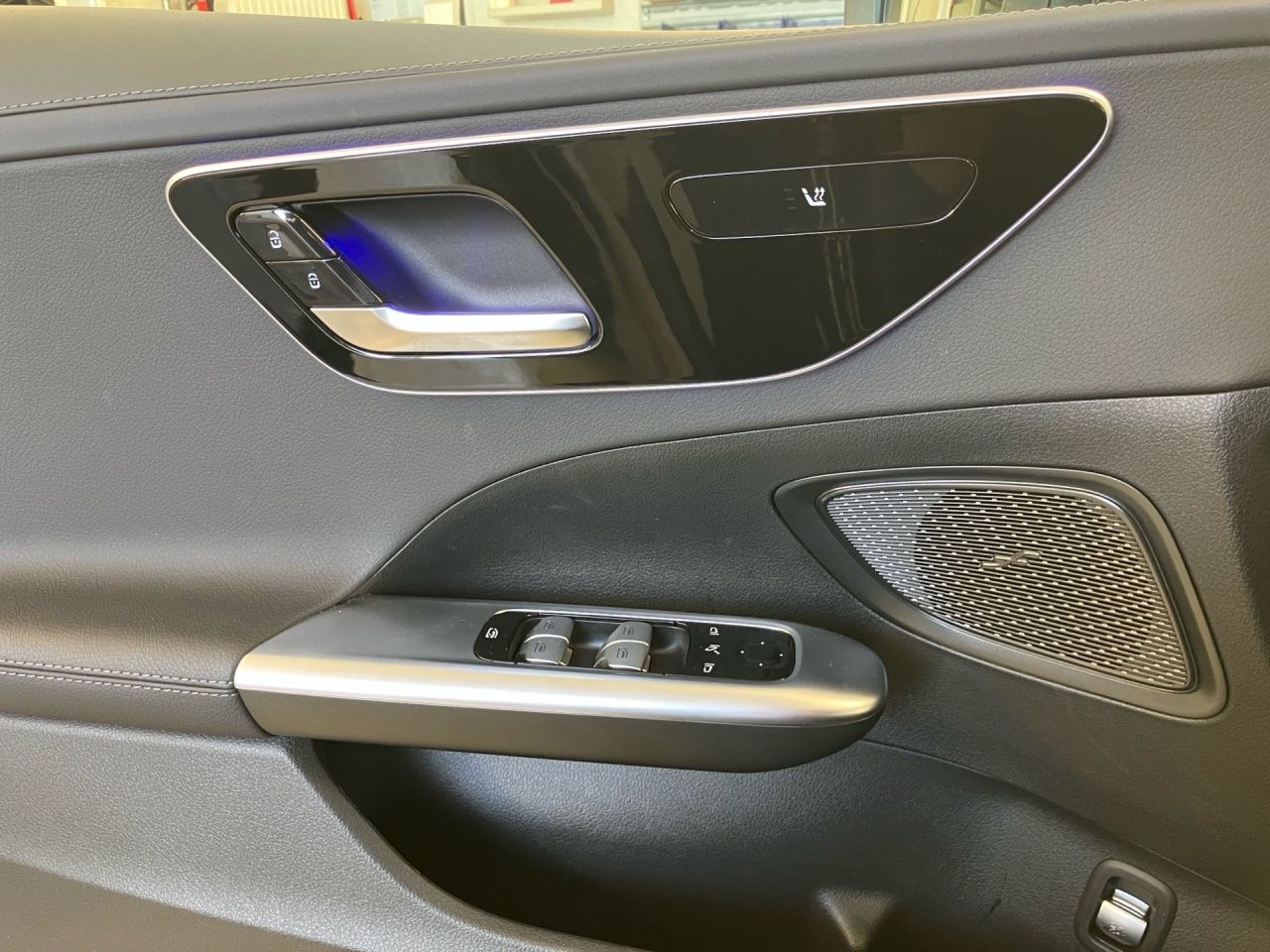 Fahrzeugabbildung Mercedes-Benz C 300 d T AMG+AHK+DISTRON+KAMERA+LED+AMBIENTE+