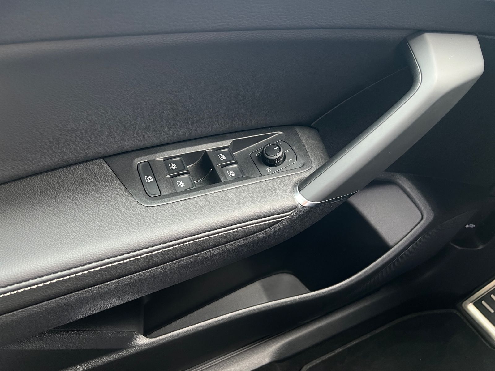 Fahrzeugabbildung Volkswagen Touran Comfortline 2.0 TDI DSG *R-Line Ext., AHK
