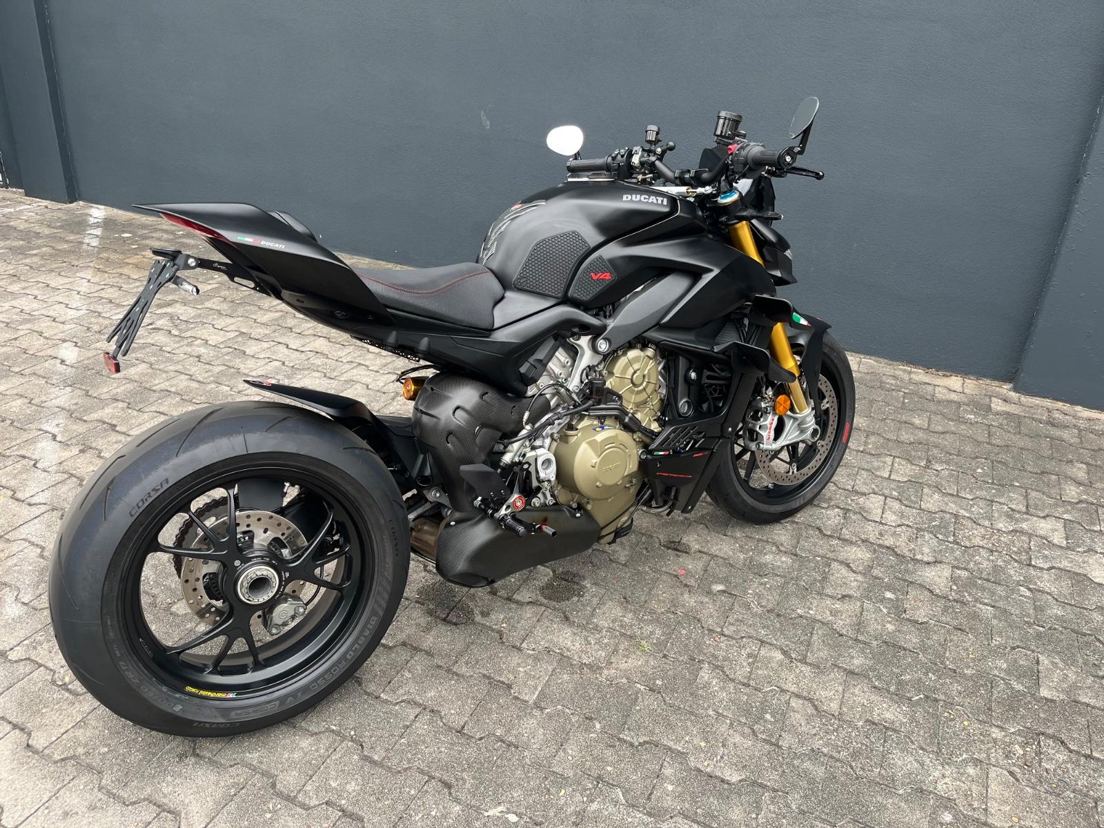 Ducati Streetfighter V4S viel Carbon und Zubehör.