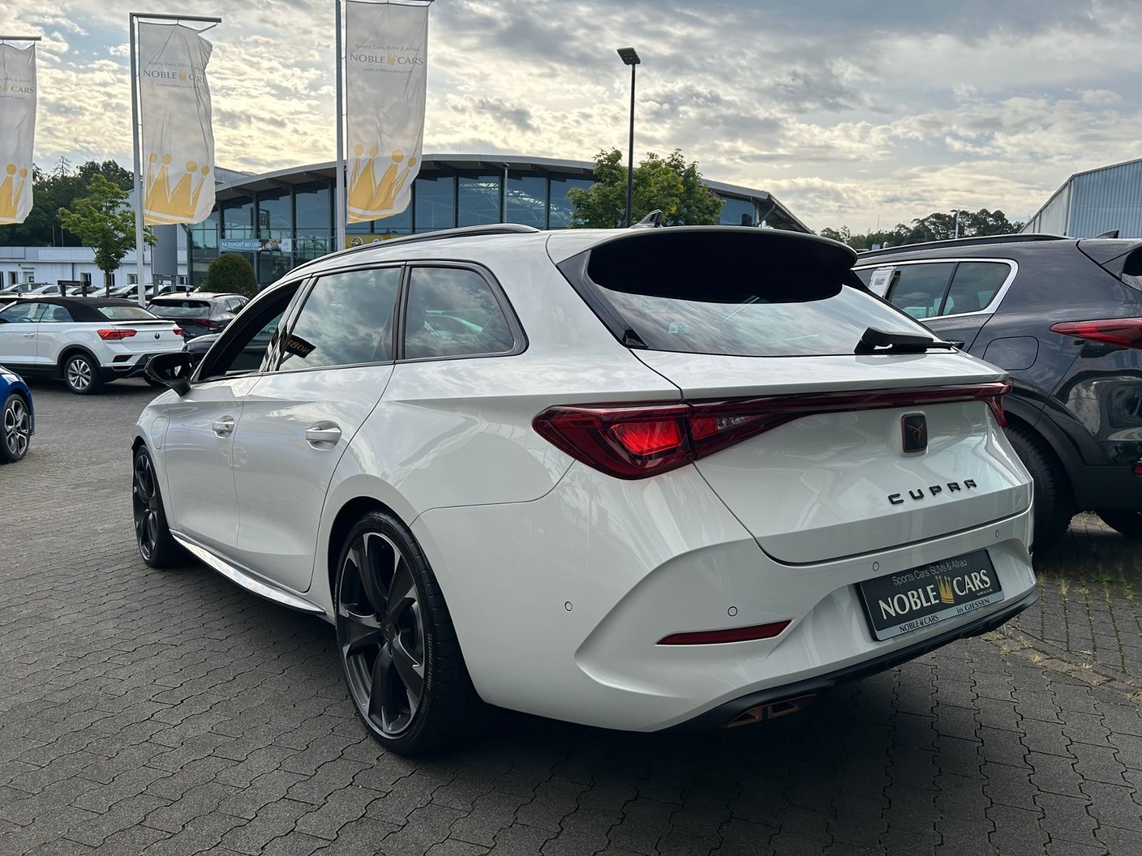 Fahrzeugabbildung CUPRA Leon Sportstourer VZ e-Hybrid NAV RFK SHZ 19"