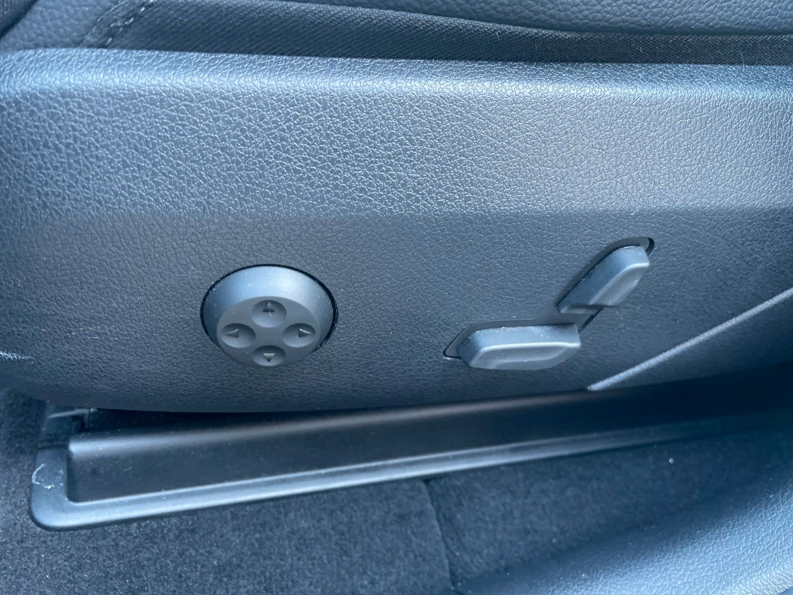 Fahrzeugabbildung Mercedes-Benz GLC 200 4M AVANTGARDE Pano+Burm+360°+Distr+Ambie