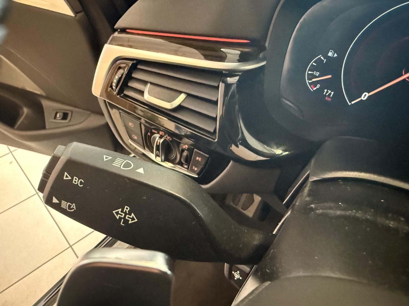 Fahrzeugabbildung BMW 540i Touring xDrive M /1.HAND/ SCHECKHEFT