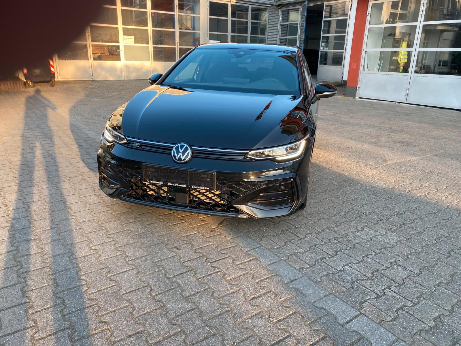 Volkswagen Golf VIII Lim. 1.5 TSI R-Line/R-Sitze/Navi/PDC