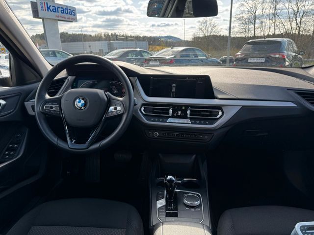 Fahrzeugabbildung BMW 118 i Advantage >AUT/NAVI/LED/SHZ/PDC<