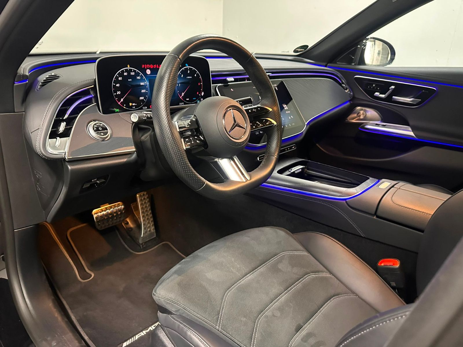 Fahrzeugabbildung Mercedes-Benz E 220 d 4MATIC T *AMG-LINE ADVANCED*PANO*KEYGO*