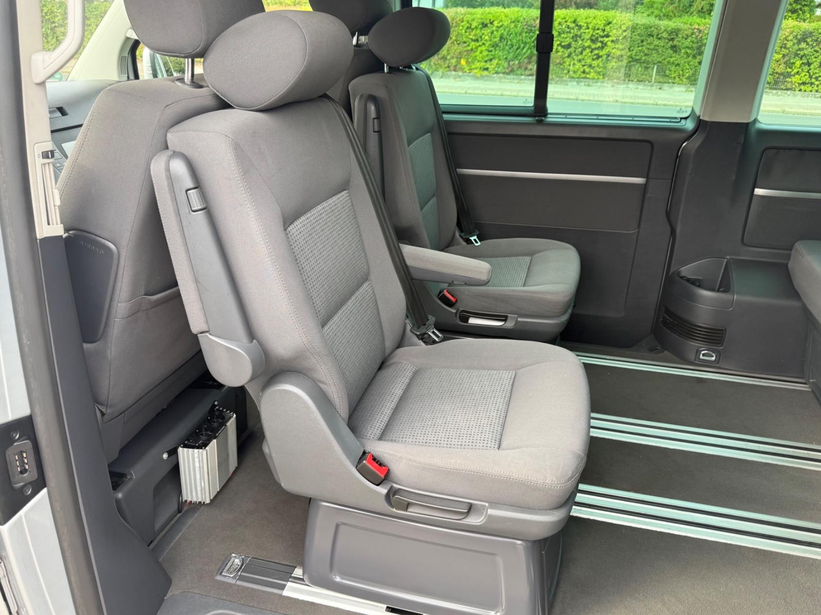 Volkswagen T5 Multivan Comfortline 2.5 TDI 5 cyl. 174 ch BVM / 7 places / Chauffage auxiliaire / GPS / Attelage 2,5 t