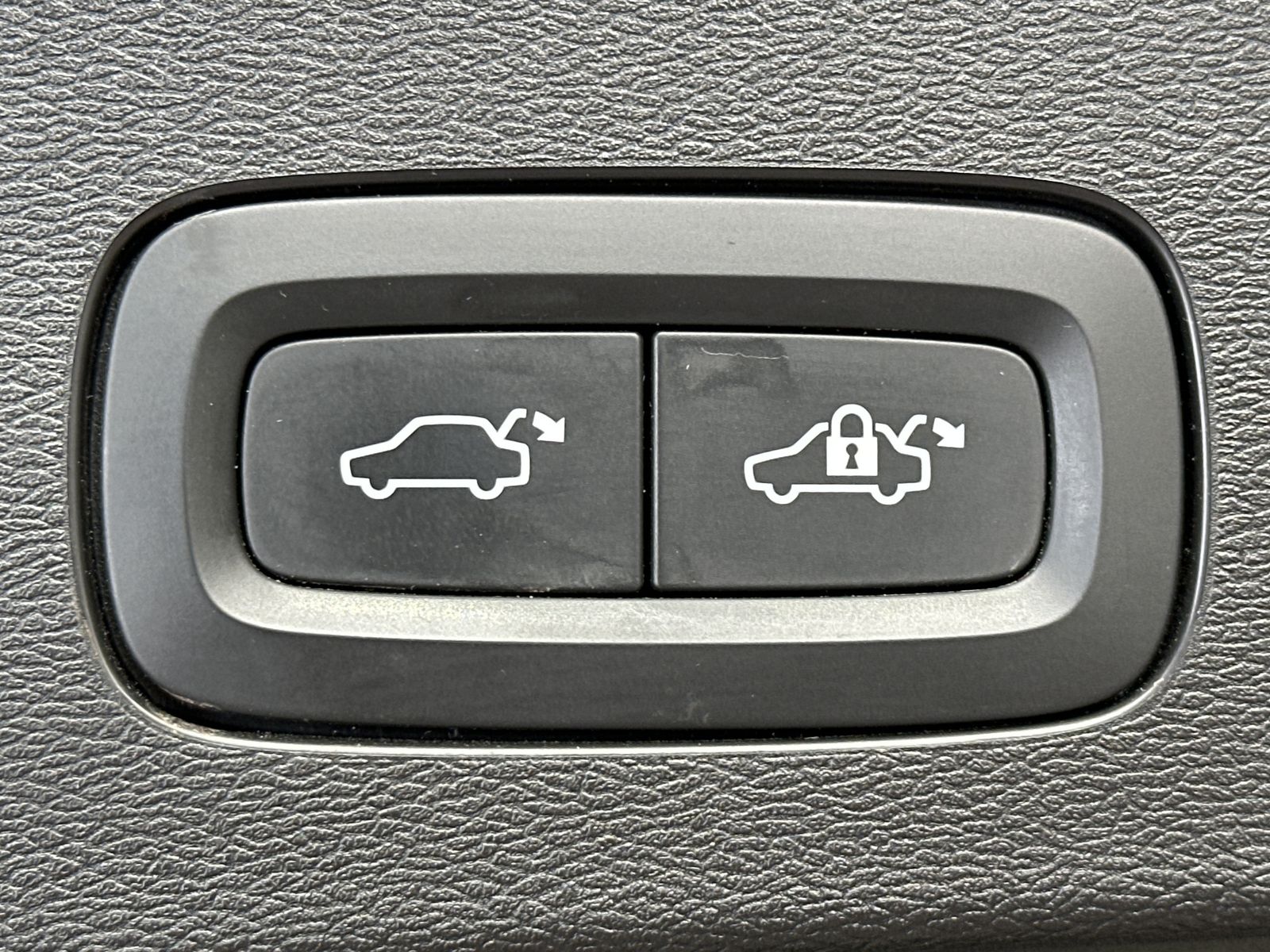 Fahrzeugabbildung Volvo V60 Inscription Hybrid AWD NAV+LED+PANO+AHK+H&K