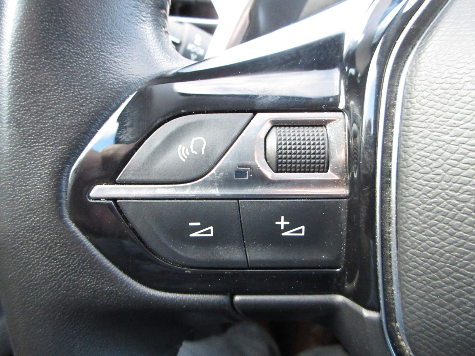 Fahrzeugabbildung Peugeot 5008 Active 1.2T LED/NAVI/PDC/TEMPOMAT