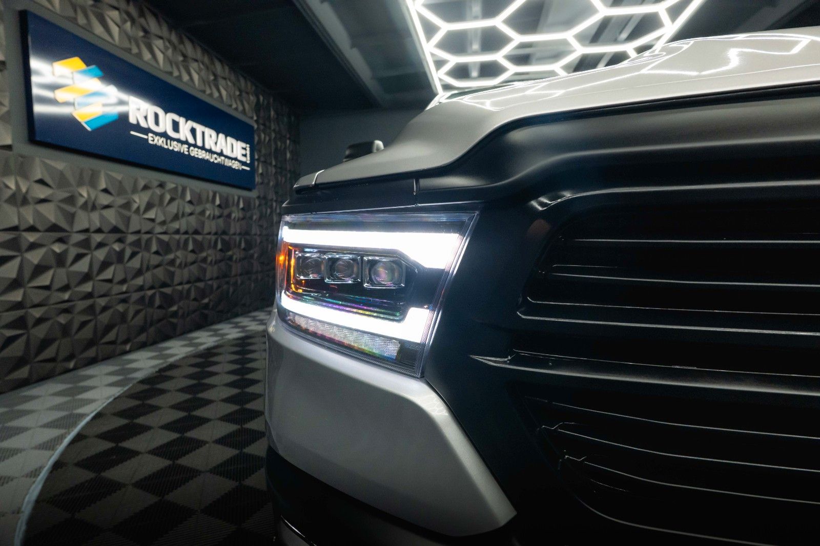 Fahrzeugabbildung Dodge RAM 5.7 V8 HEMI 4x4 OFFROAD Night-Paket *LED*