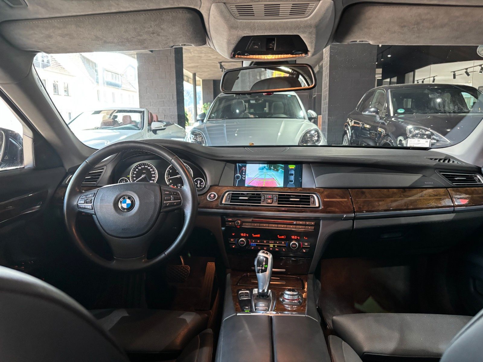 Fahrzeugabbildung BMW 760i L V12/MASSAGE/MEMORY/HUD/SCHIEBEDACH/KAMERA