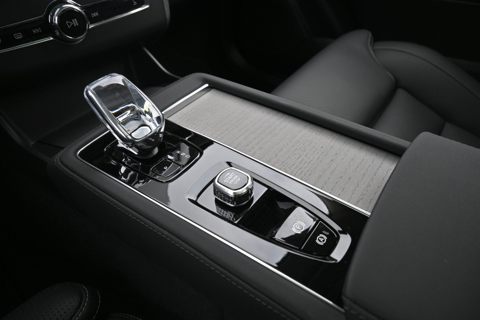 Fahrzeugabbildung Volvo XC90 T8 AWD Ultra Dark*STDHZG*360°*LUFT*B&W*ACC