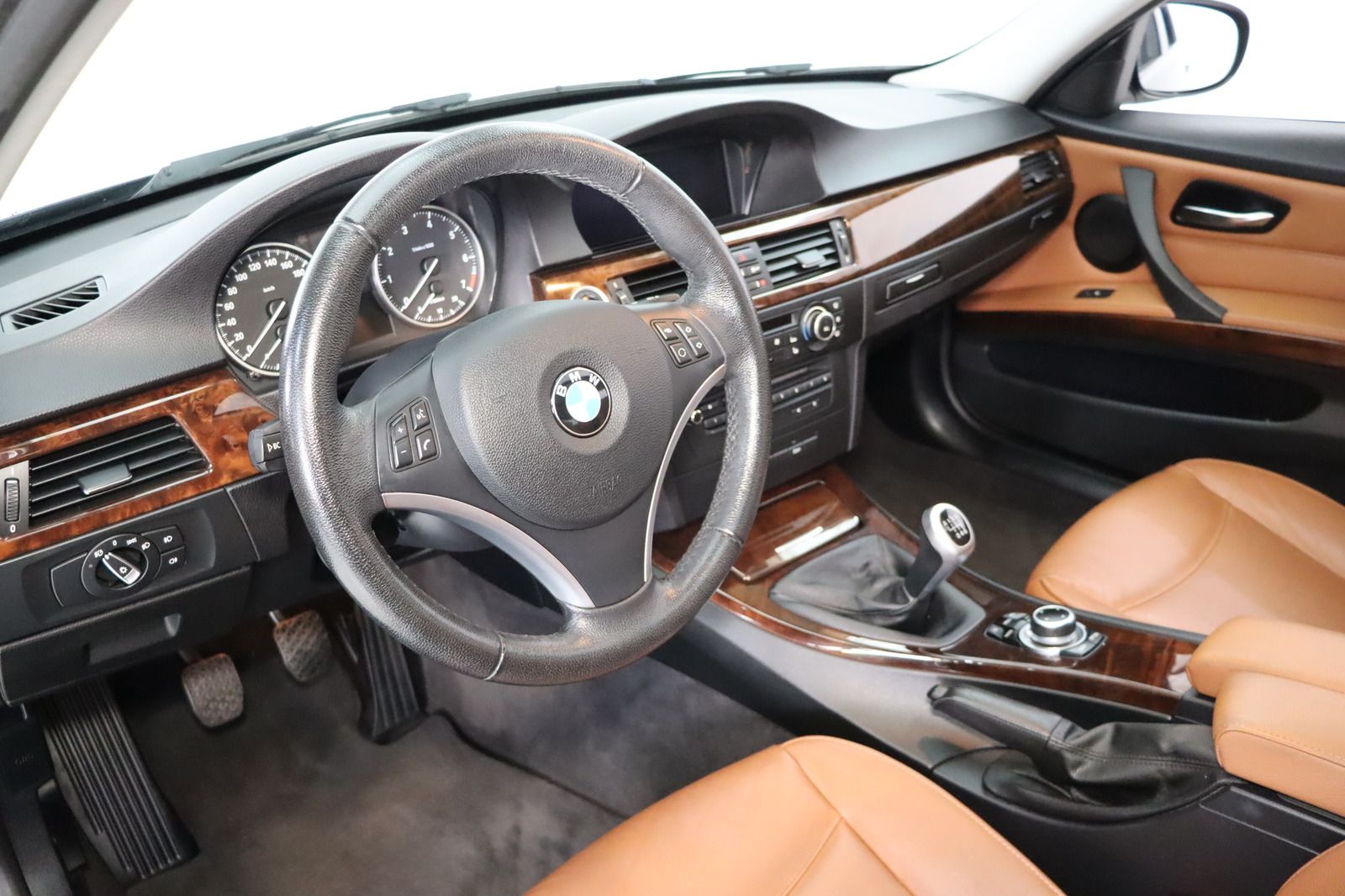 Fahrzeugabbildung BMW 318 i Touring * Xenon * Leder * Pano *