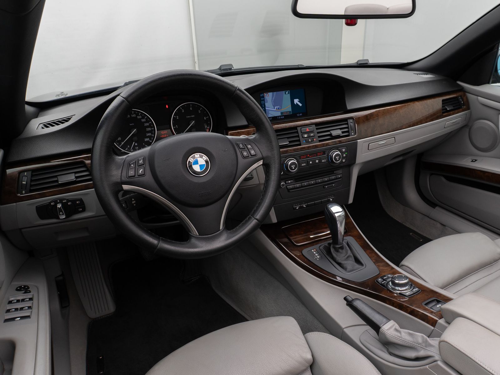 Fahrzeugabbildung BMW 320i Cabrio PDC Navi Sitzhzg Xenon 8fach Sport