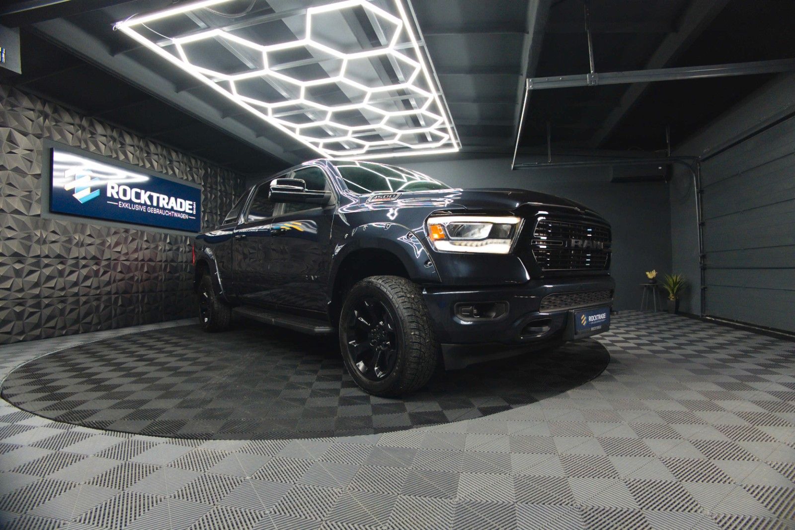 Fahrzeugabbildung Dodge RAM 5.7 V8 HEMI 4x4 OFFROAD Night-Paket LONGBED