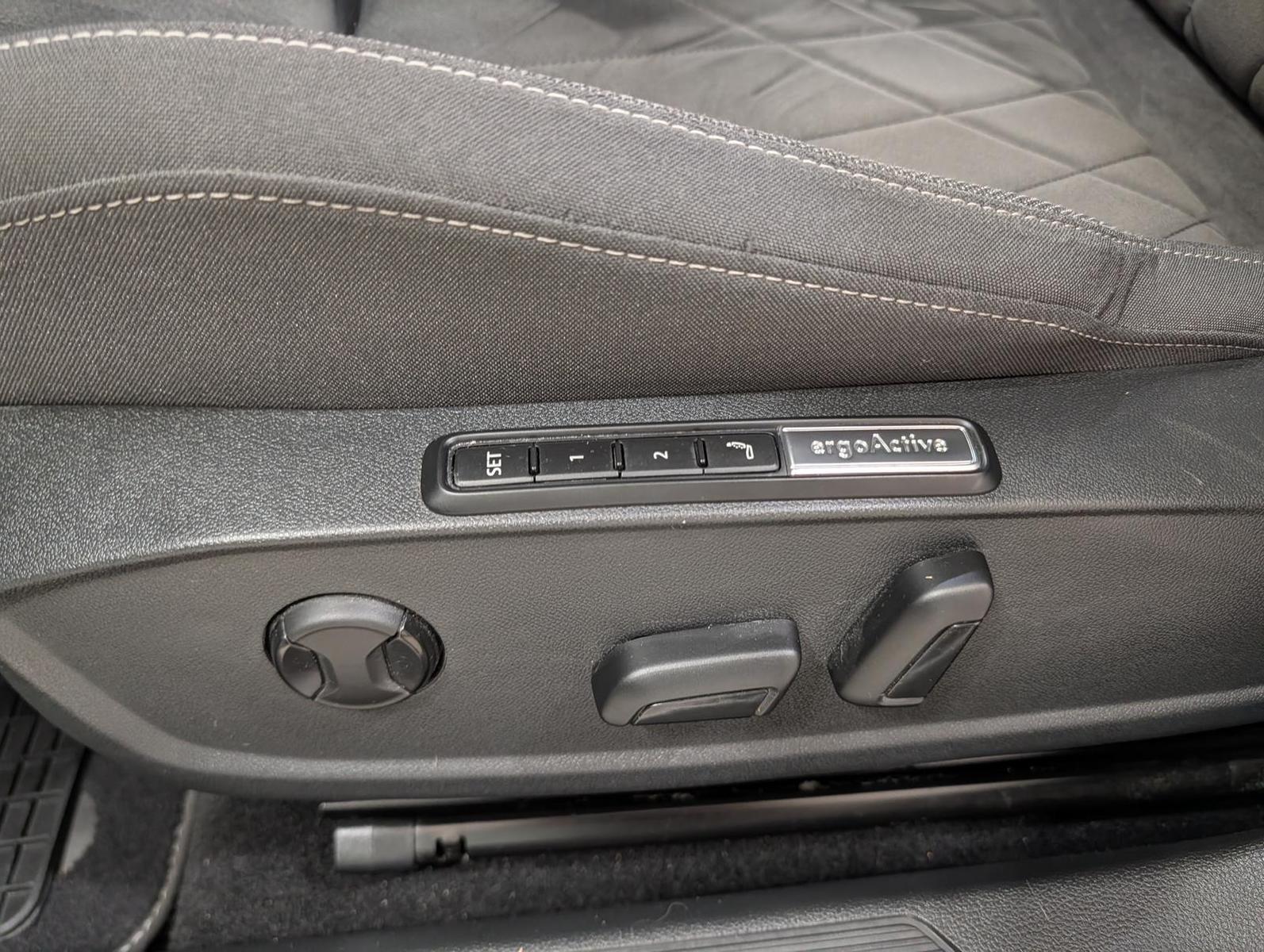Volkswagen Golf 1.5 TSI Life DCC Fahrwerk AHZV Standhzg., миниатюра 18