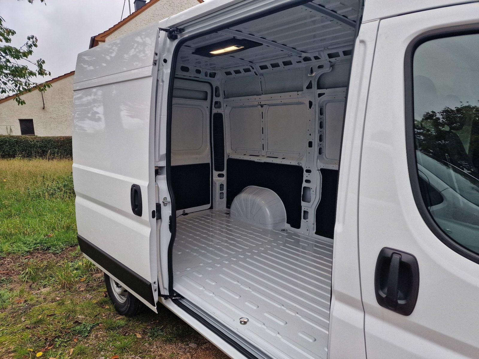 Fahrzeugabbildung Opel Movano Kasten 33 L2H2 BlueHDI 140