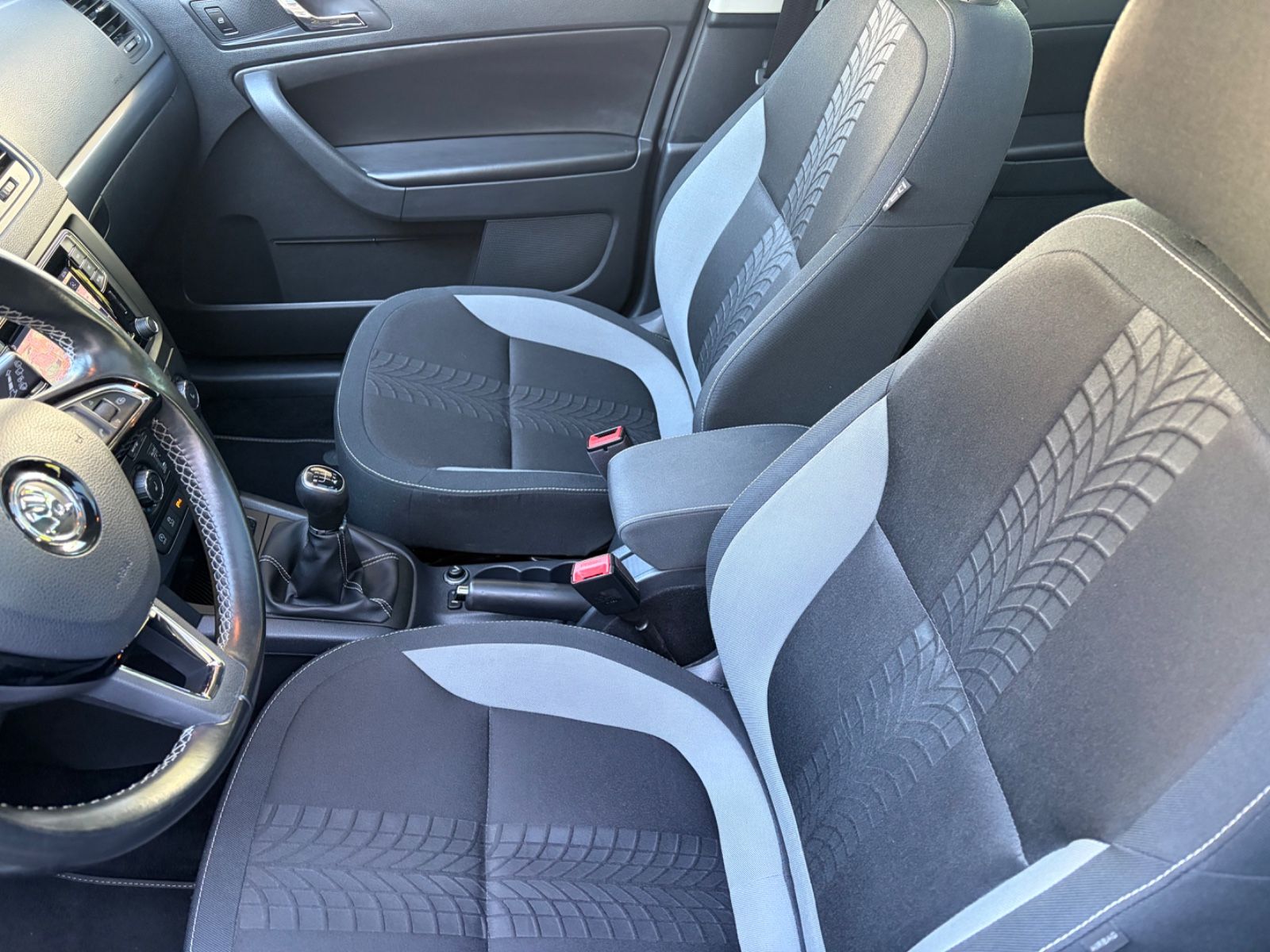 Fahrzeugabbildung SKODA Yeti Adventure+AHK+Navi+SHZ+Allw.LM+BT+PDC