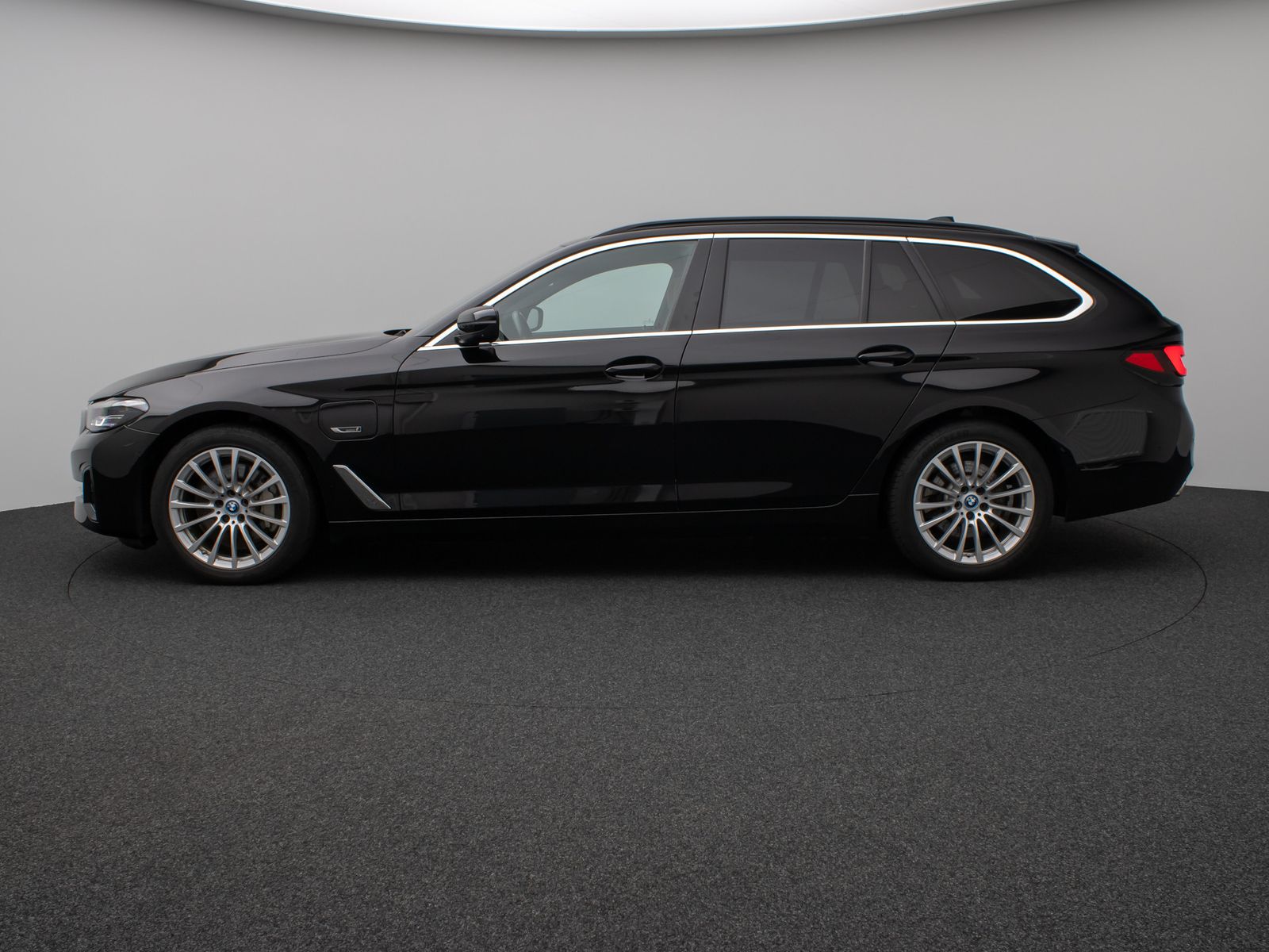 Fahrzeugabbildung BMW 530e  xD Panorama 360°Lenkrhz DAB HiFi AHK Sport