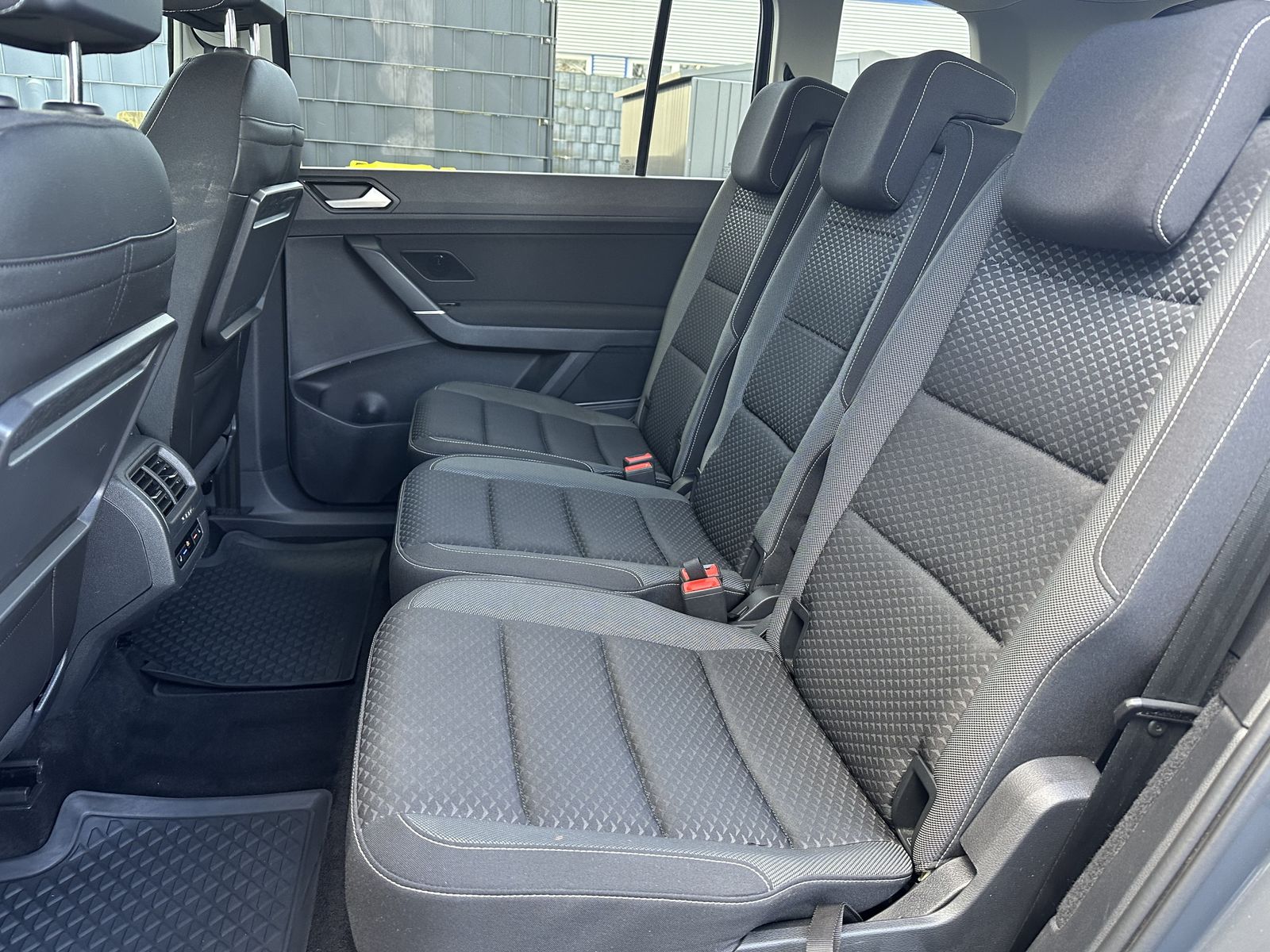 Fahrzeugabbildung Volkswagen Touran 2.0 TDI DSG R-Line NAV+LED+AHK+KAMERA+ACC