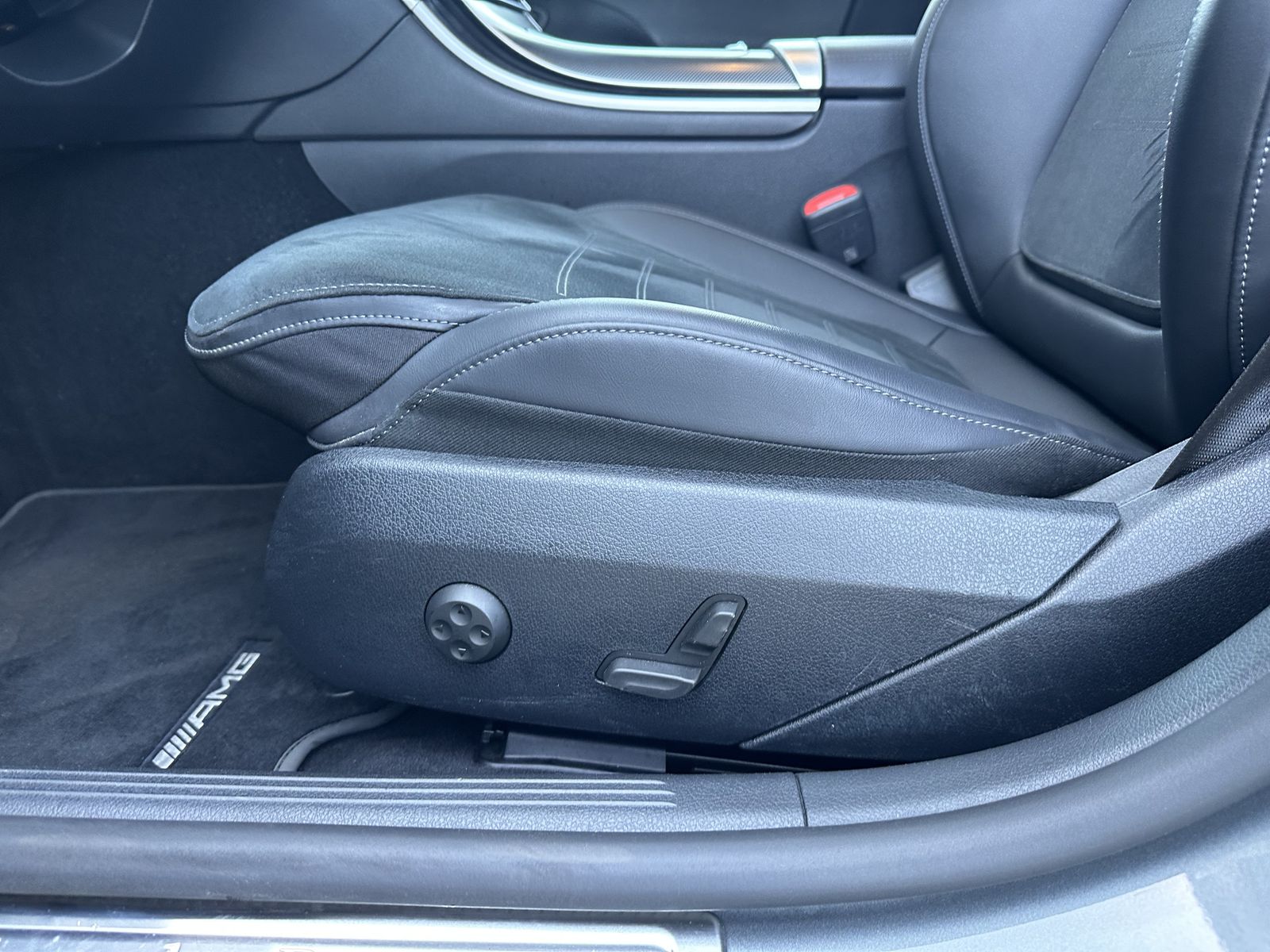 Fahrzeugabbildung Mercedes-Benz C 220d T AMG -Line NAV+LED+ACC+AHK+KAMERA+19ZOLL