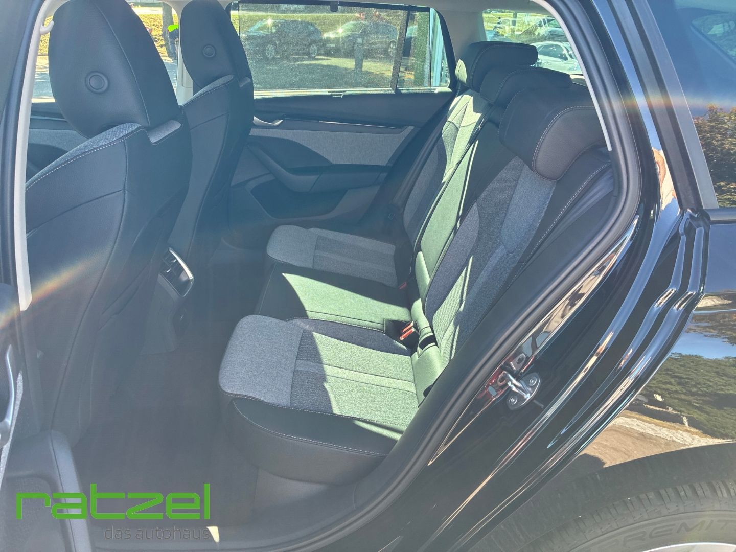 Fahrzeugabbildung SKODA Octavia Combi Selection 2.0 TDI HUD Navi Digital