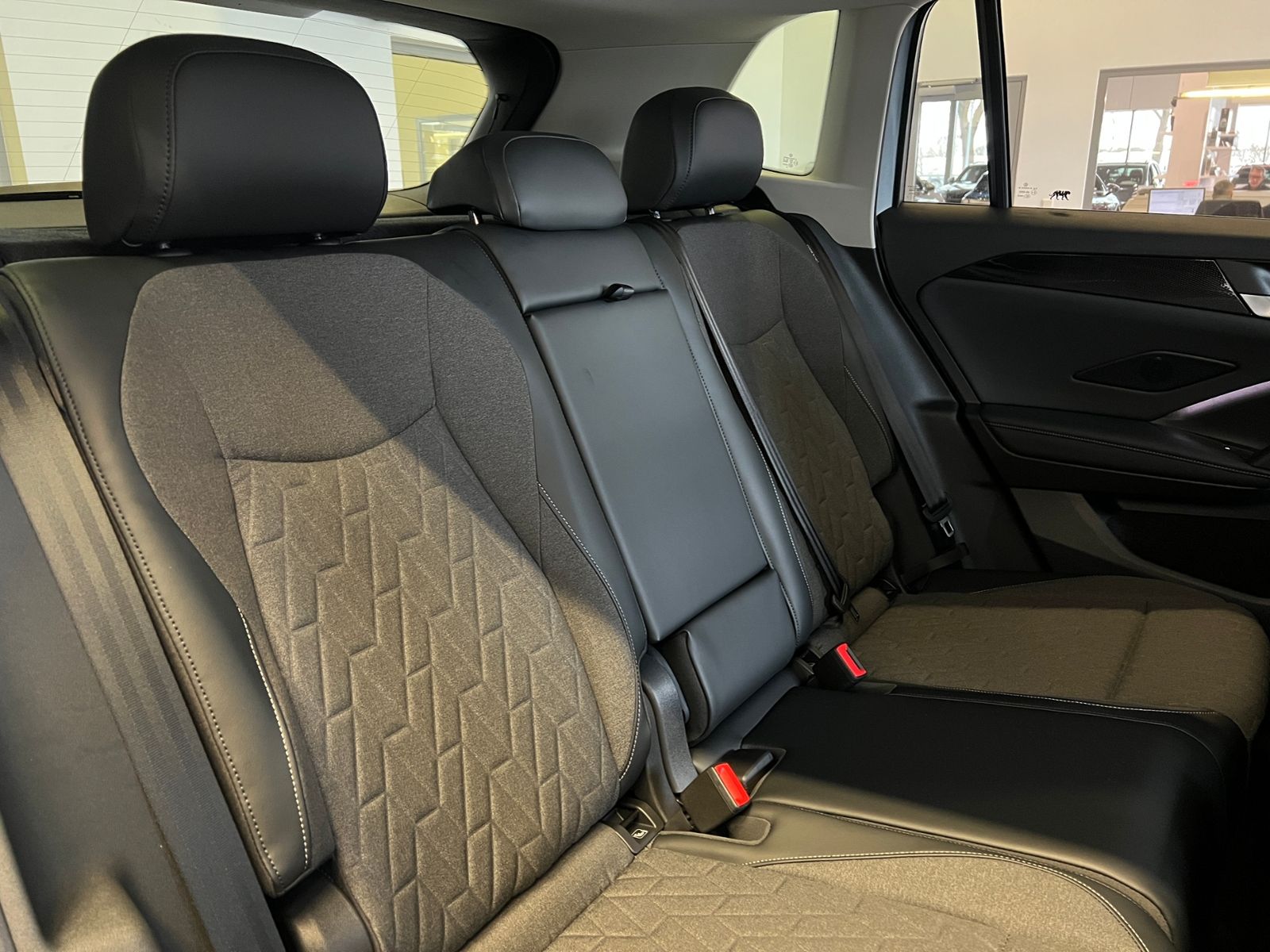 Fahrzeugabbildung Volkswagen Tiguan Life 2.0 TDI DSG *AHK, LED, Kamera, 18''-